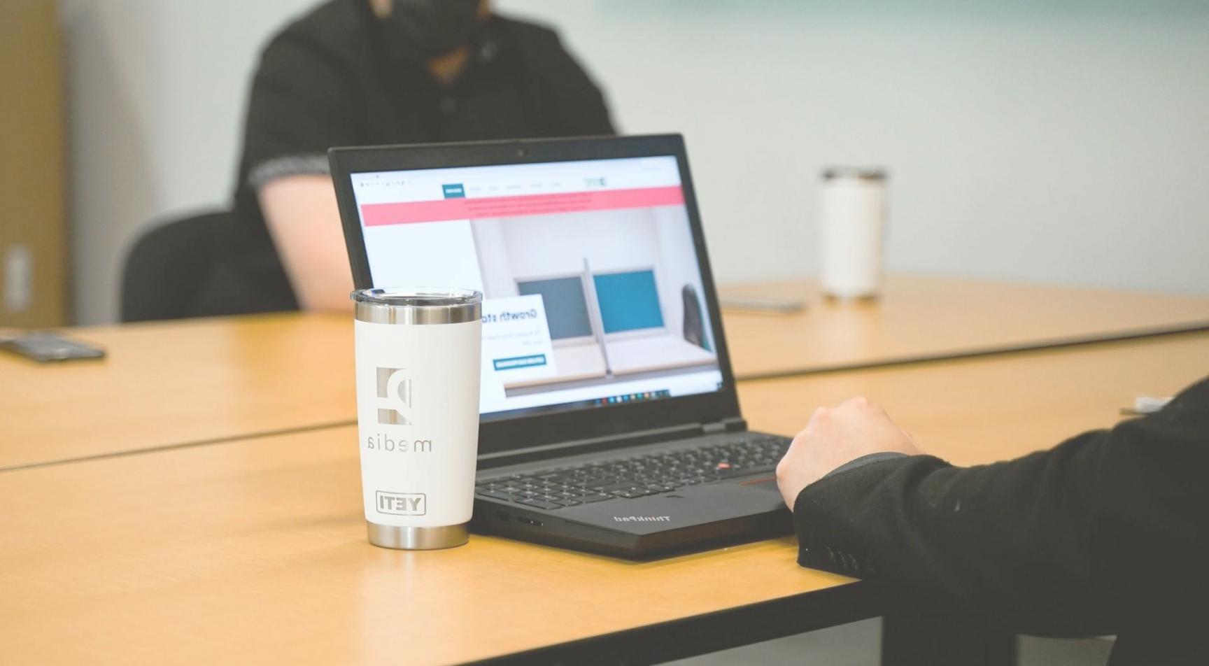 Teilnehmer bei der Arbeit an unternehmerischen Projekten