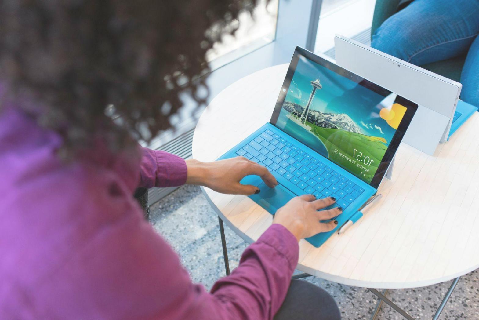 Arbeitsplatz mit Finanzunterlagen und Laptop